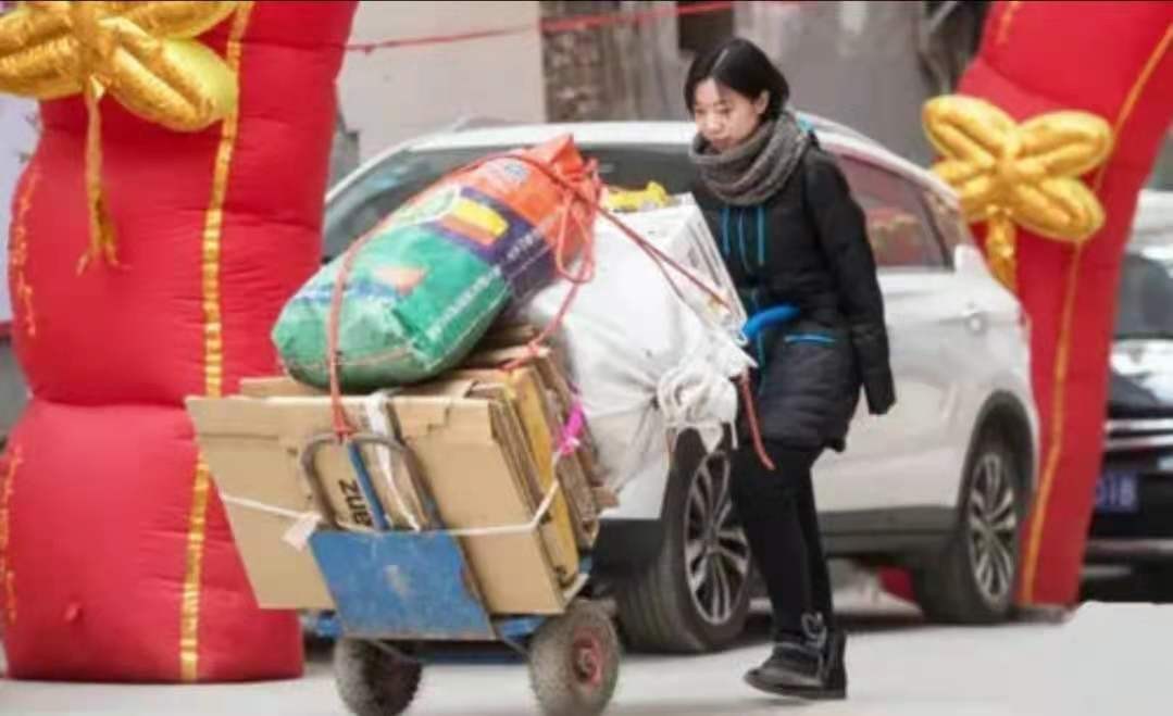 1994年，拾荒老人收养一独臂女弃婴，捡废品供她上学，如今怎样了