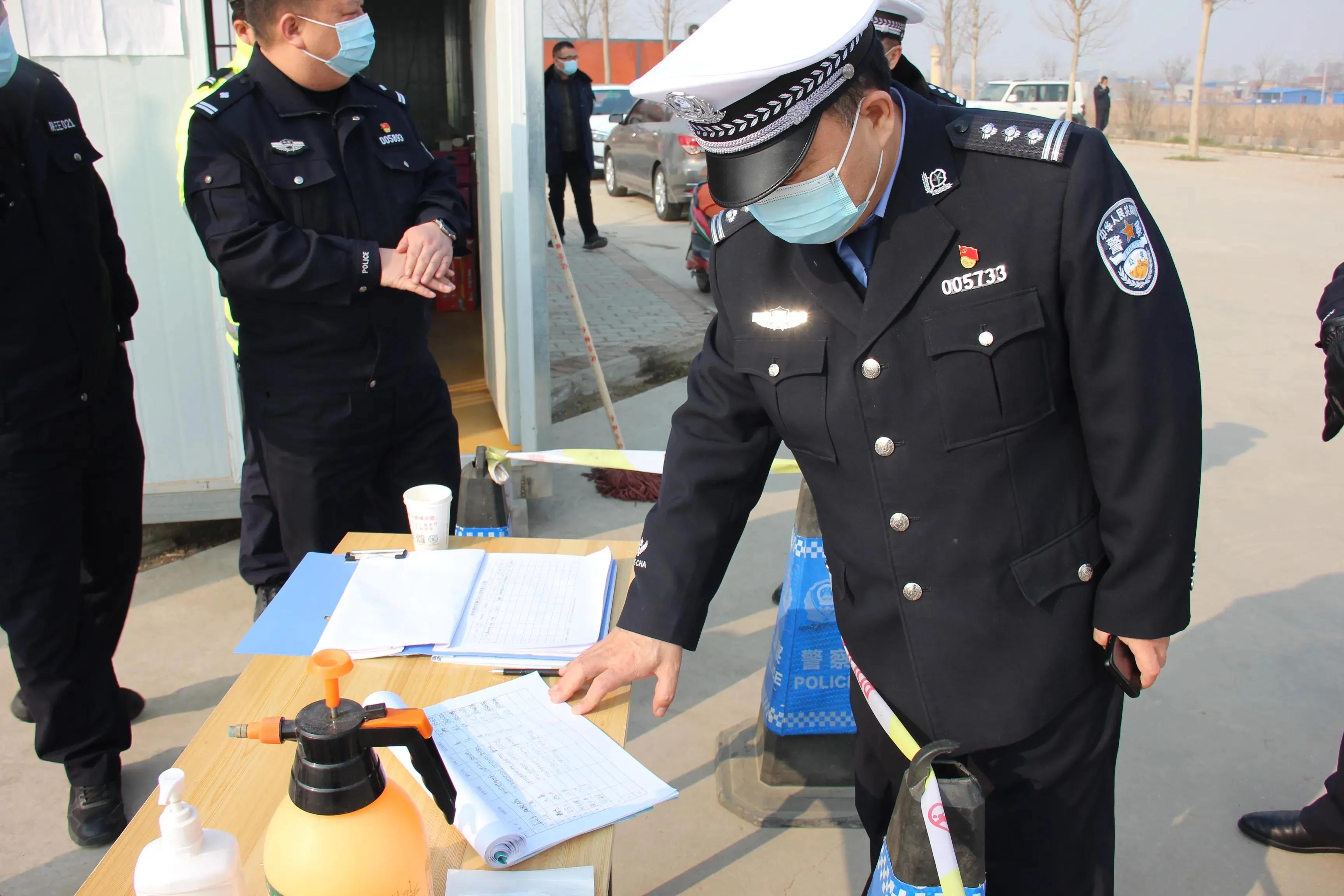 华阴市公安局党委委员交警大队大队长晁科武深入疫情防控点对防疫工作
