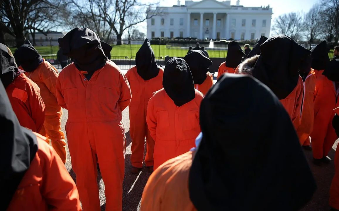 公布关塔那摩监狱照片,囚犯毫无尊严 - 龙井茶