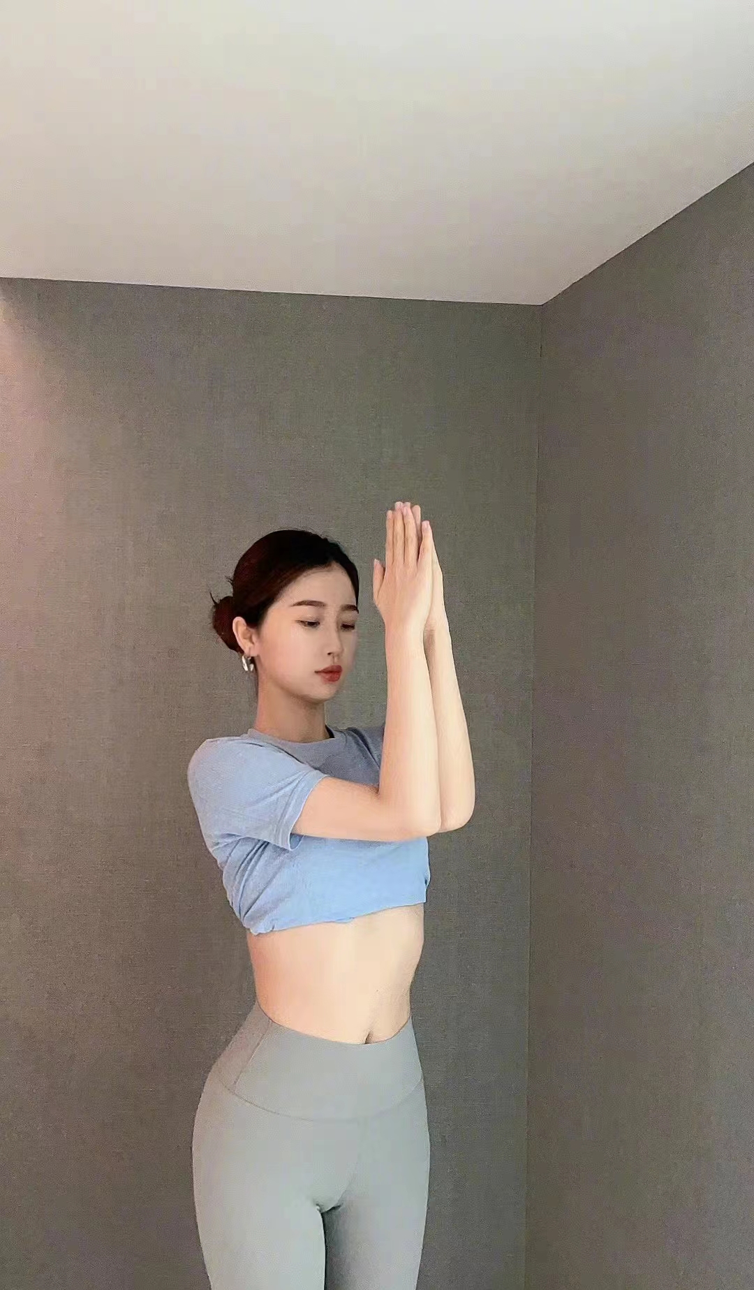 女明星内卷：女明星们纷纷晒出健身照，身材简直一个赛一个的辣图片