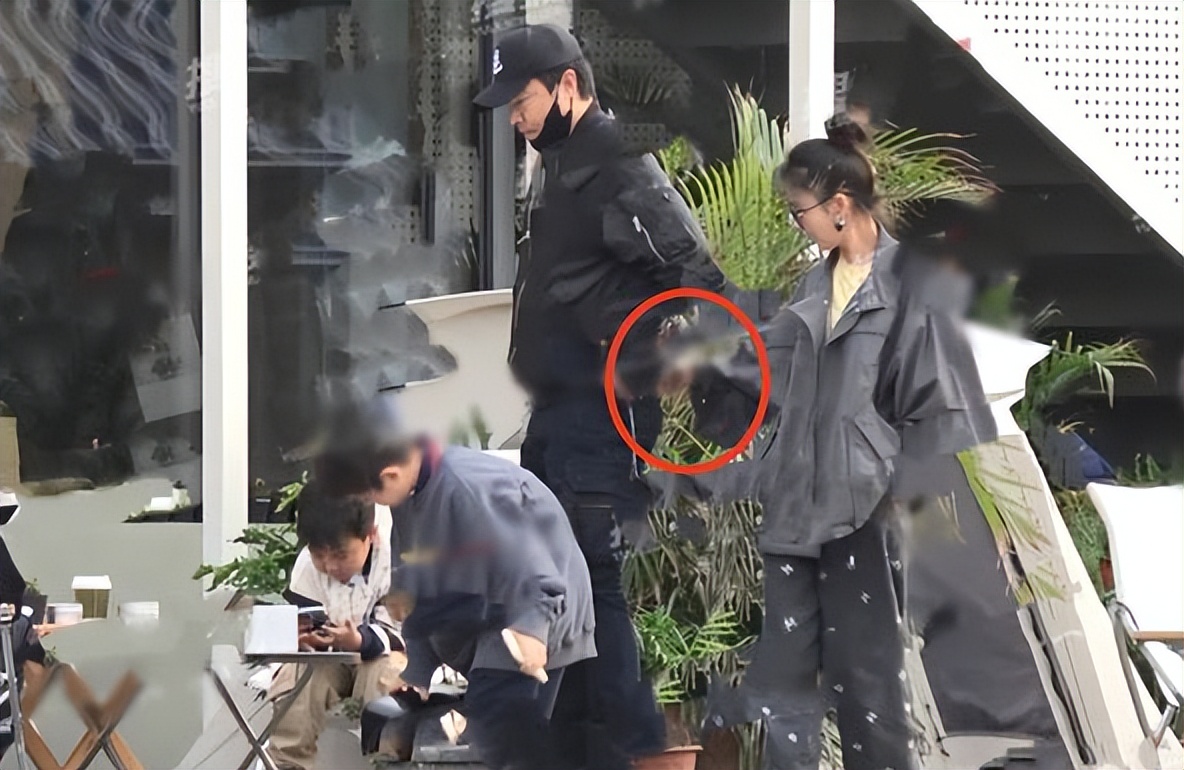 董璇带女儿看陈思诚新作并大赞，小酒窝五官俏丽，笑起来超像妈妈