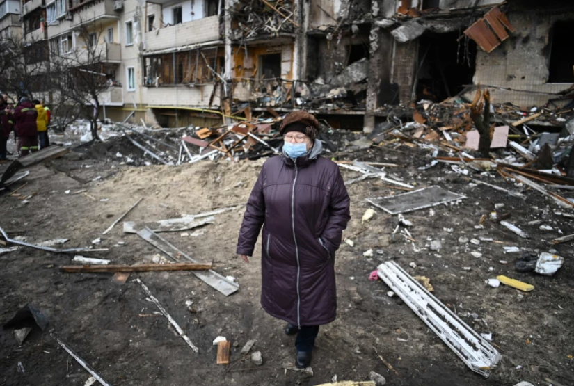 乌克兰基辅被火箭袭击后图片曝光：房屋倒塌烧毁，家具散落一地