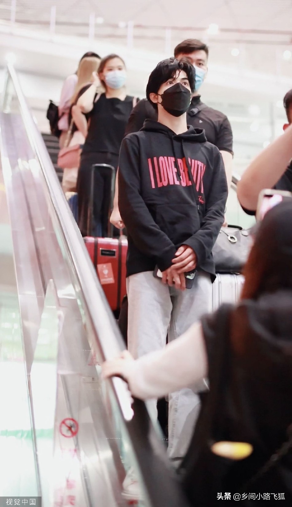INTO1成员尹浩宇现身机场 穿黑色卫衣低调帅气获粉丝接机