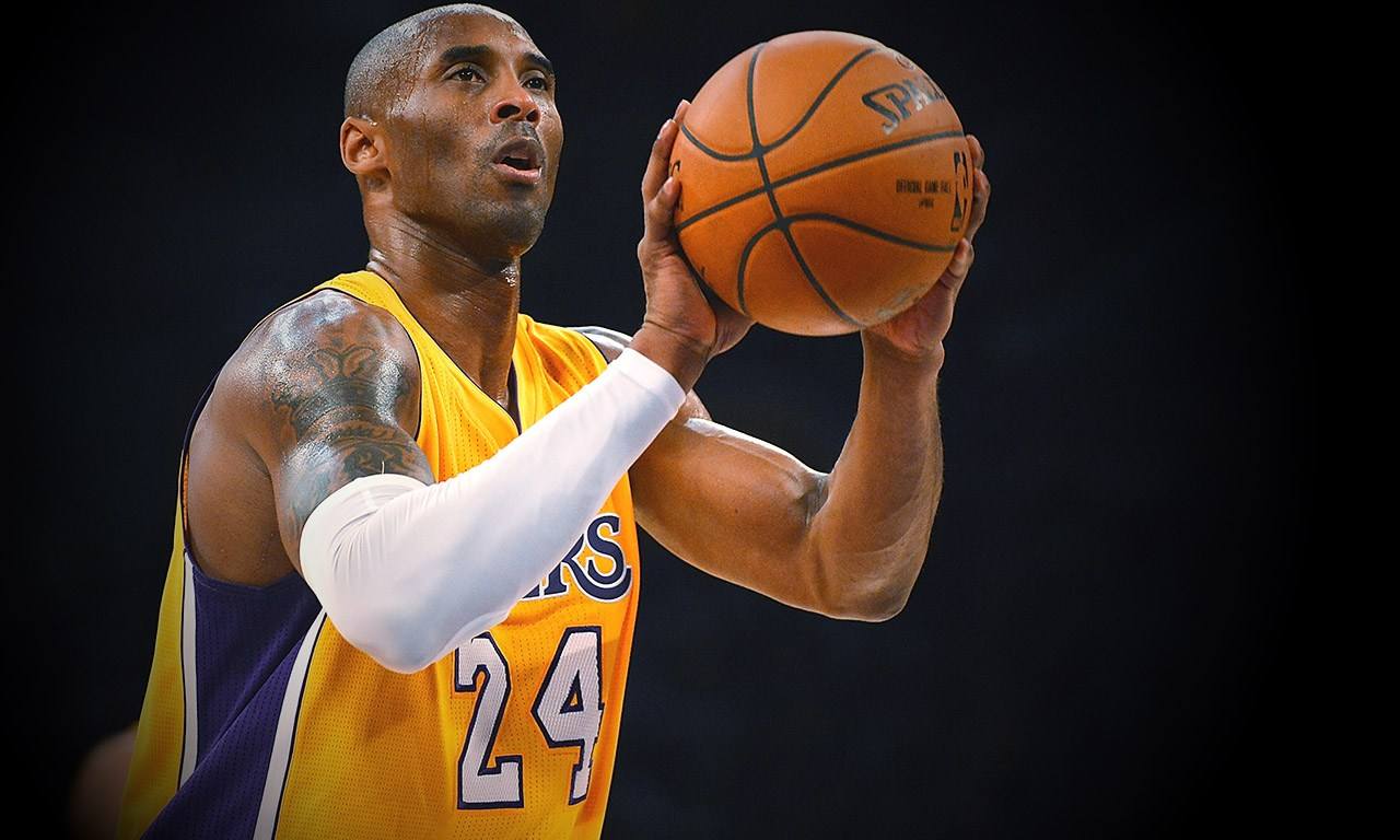 nba歷史上最偉大的球員有哪些</h2>

<p>　　照片上最顯眼的球星無疑是籃球之神邁克爾喬丹，身披公牛23號球衣的喬丹是籃球歷史上最偉大的球員，他的成就折服了球迷，折服了隊友，也折服了籃球領(lǐng)域所有的人。除了喬丹之外，凱爾特人傳奇球星比爾拉塞爾的身影也很耀眼，作為NBA歷史上的指環(huán)王，拉塞爾職業(yè)生涯一共獲得11枚總冠軍戒指，這一成就冠絕聯(lián)盟。除了拉塞爾之外，凱爾特人名宿拉里伯德也順利入圍，他堪稱NBA歷史上最全面的大前鋒。</p>

<p>　　<img alt=
