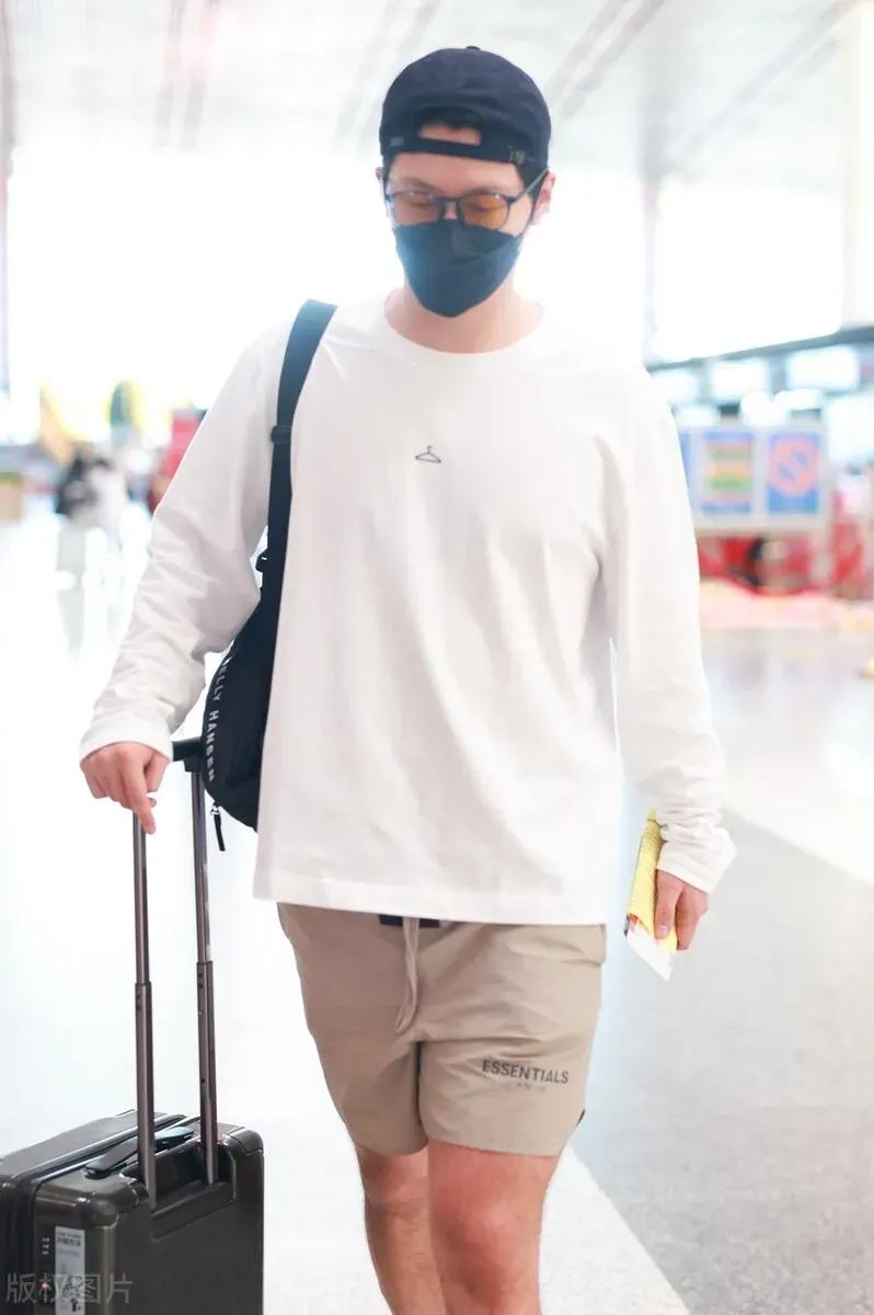 220707窦骁现身北京机场，简约休闲穿搭，低调出行