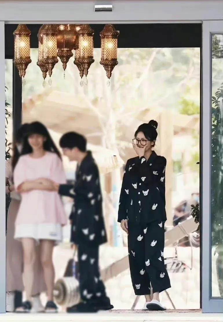 《奔跑吧》直播截图中的白鹿以及跑男新疆收官路透哦