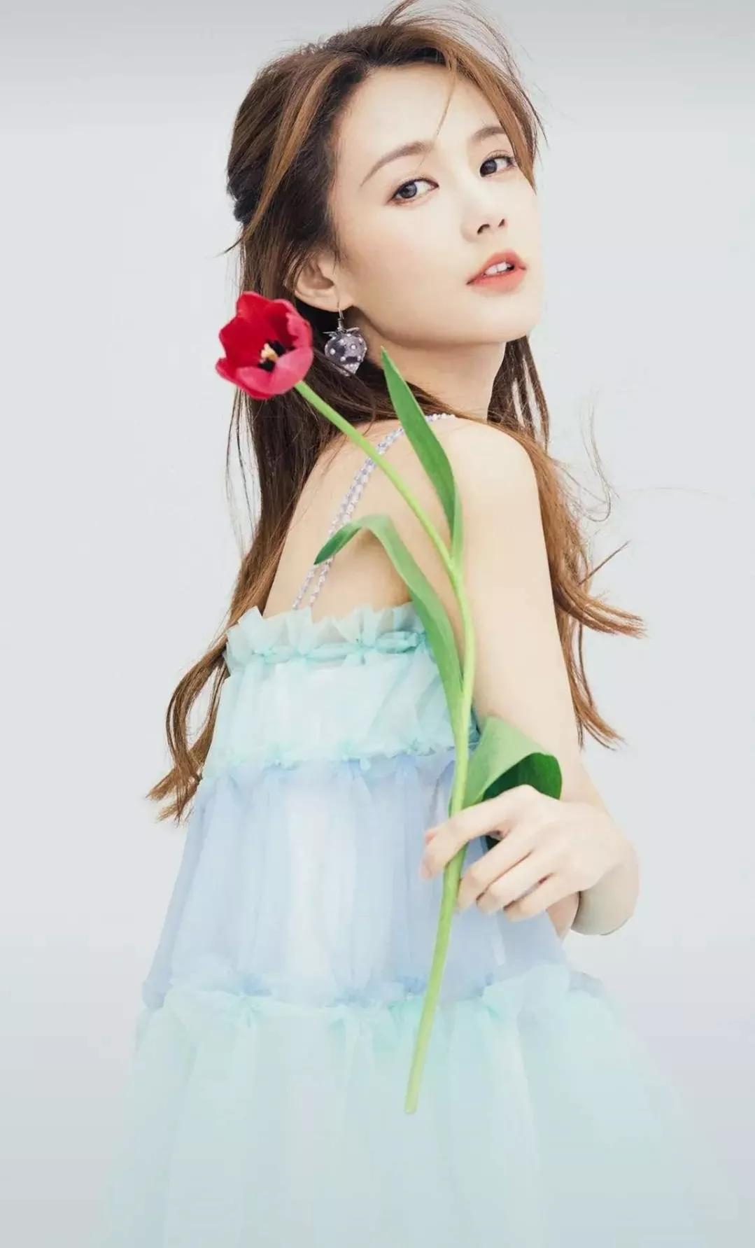 手机桌面，明星许龄月、鞠婧祎、李一桐和孙晓伦