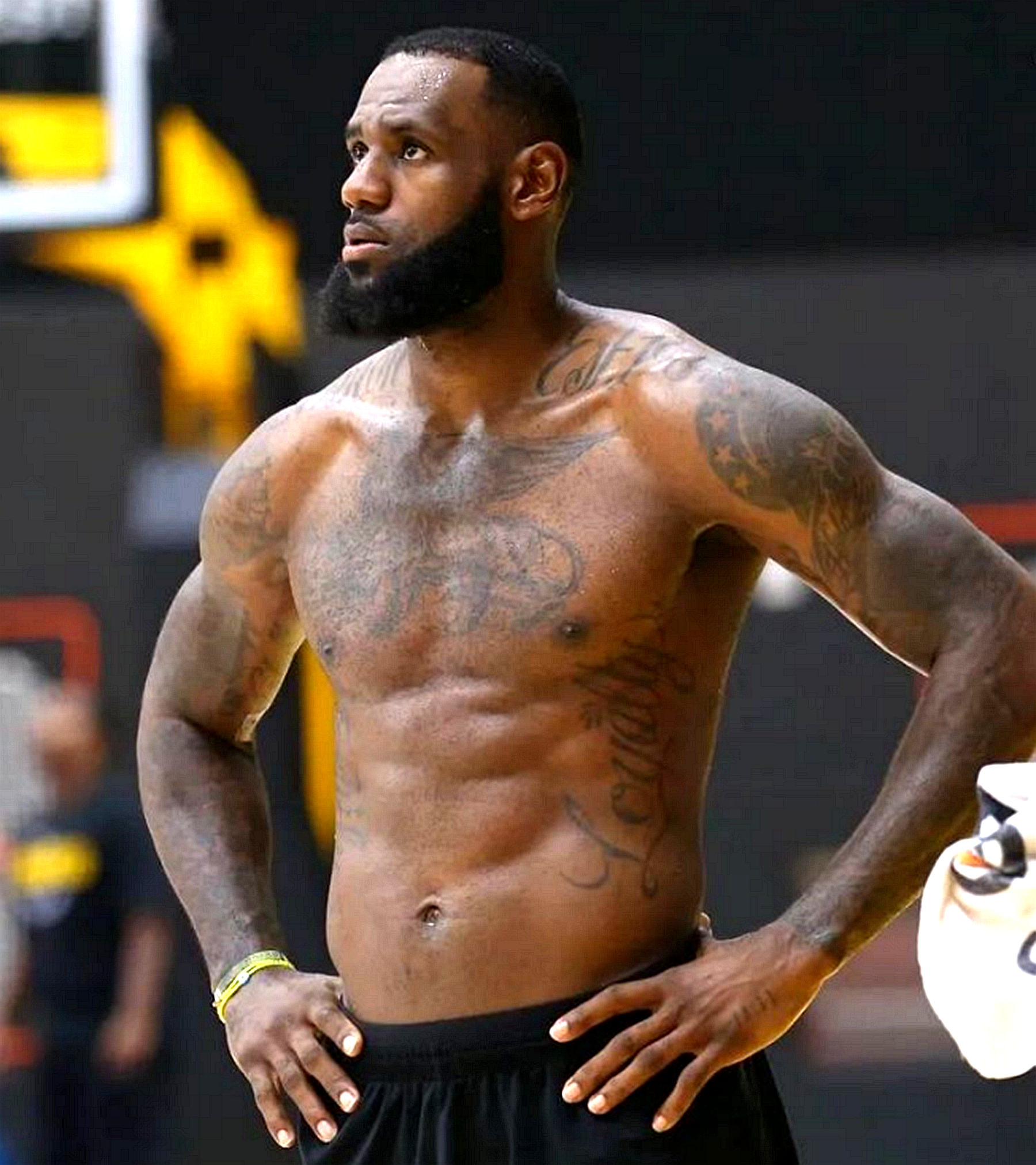 nba球员为什么没胸肌（众所周知詹姆斯肌肉强悍，为何身上几乎看不到胸肌和腹肌呢？）