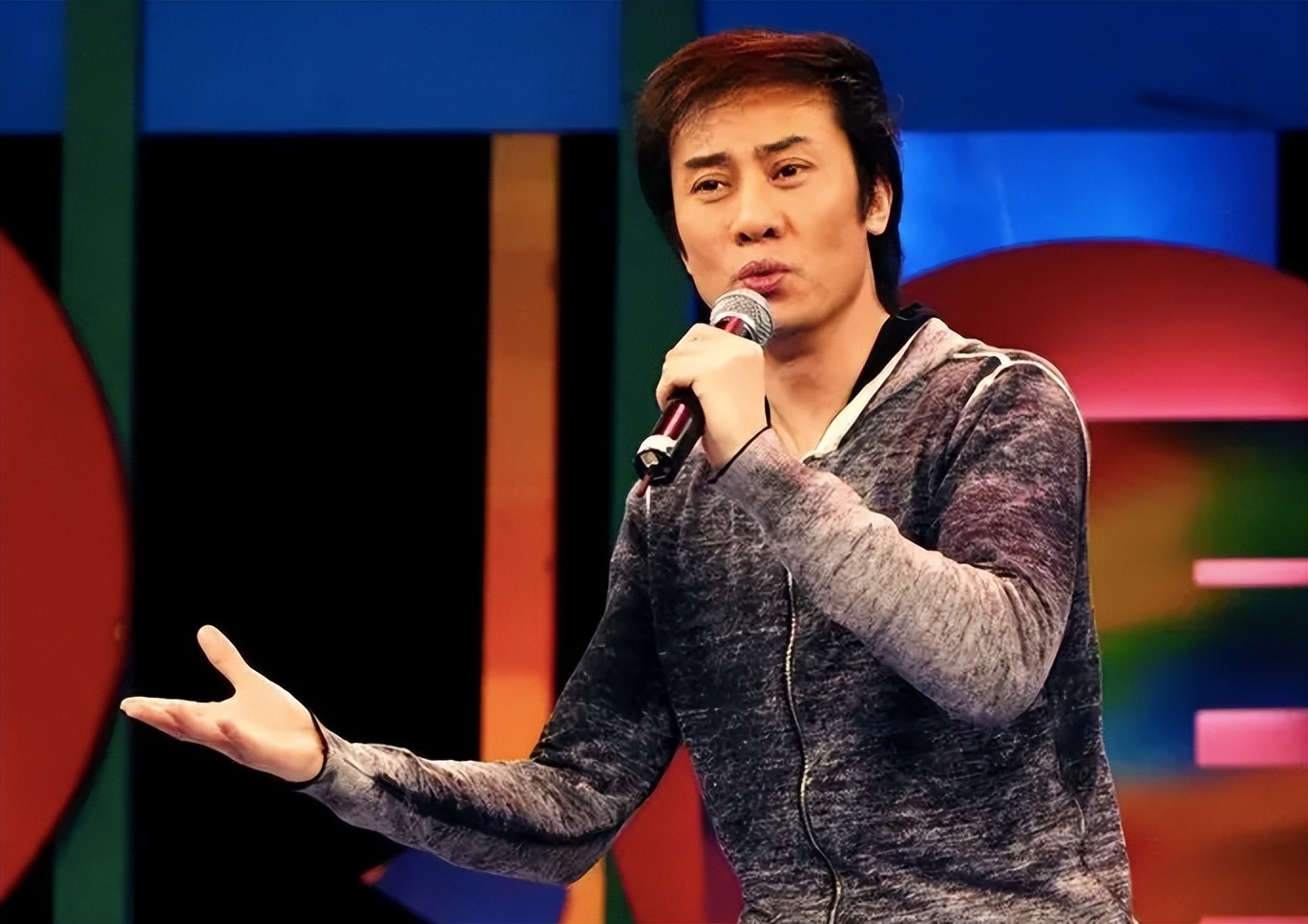 歌手江涛：娶富家女为妻，走红后不变心，如今54岁已升级当爷爷