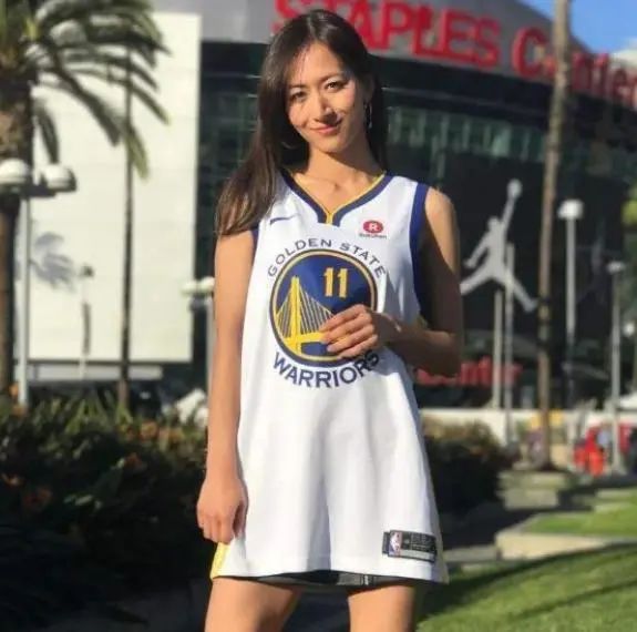 nba中国美女记者有哪些(中国美女记者闯NBA，身材傲人韵味十足，和球员合影小鸟依人)