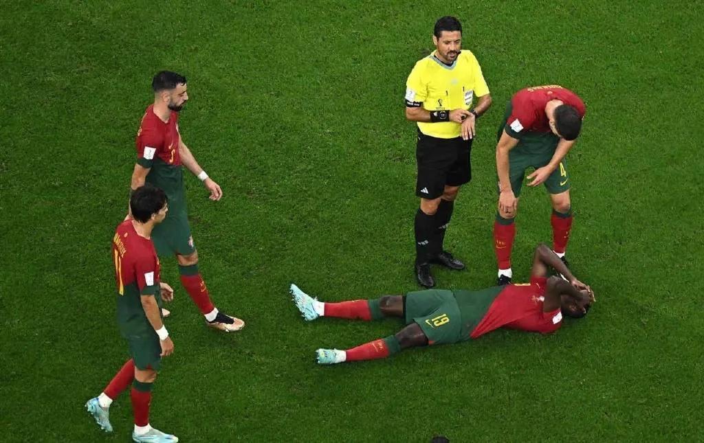 葡萄牙后防人员紧缺（葡萄牙后卫门德斯因腿伤告别世界杯，葡萄牙后防人手告急？）