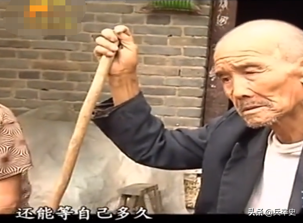 2010年，河南18岁少女“工地”搬水泥赚学费，家里穷的盐都买不起