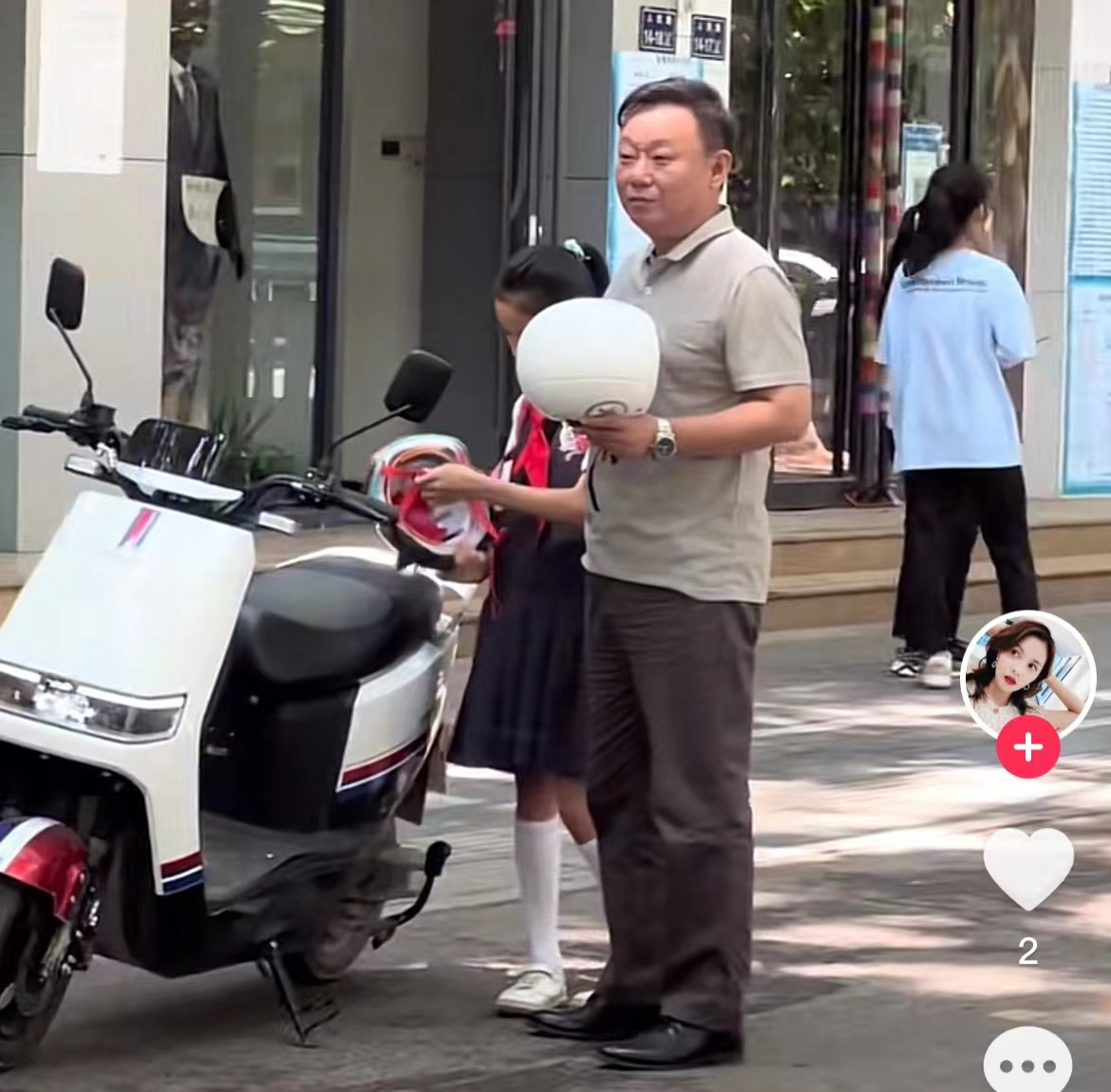 54岁知名喜剧演员罕露面！满脸皱纹挺大肚，街头与人争执表情严肃