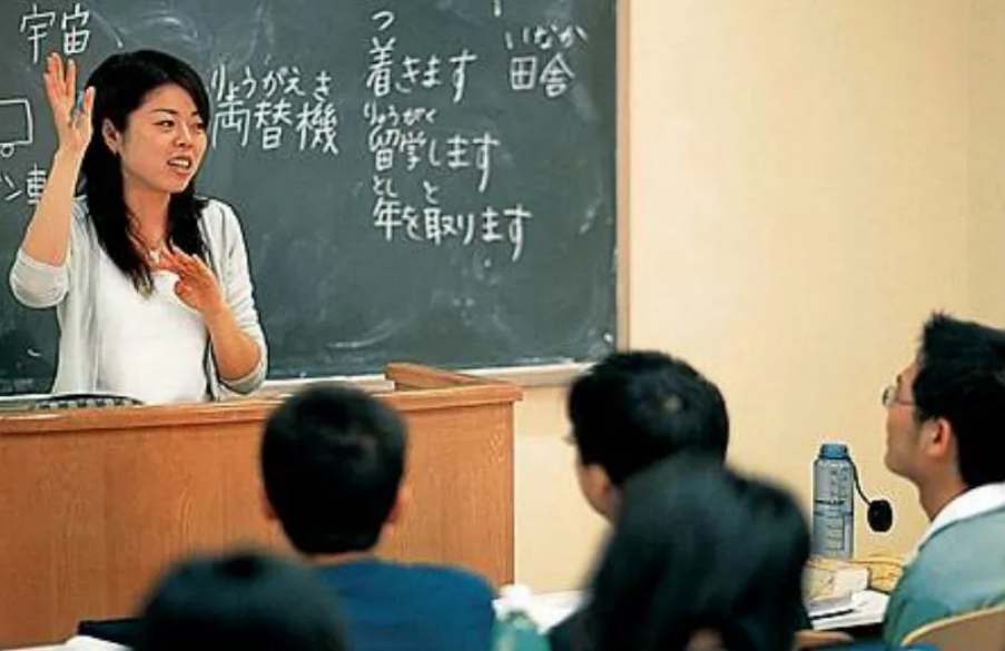 不是师范大学毕业能当老师吗？满足这几个条件就行，看完就懂了