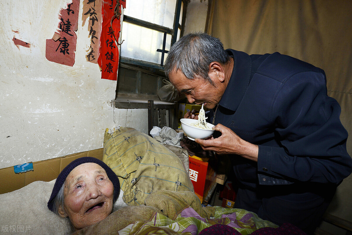 67岁老人照顾95岁母亲十年后哭诉：母亲你快走吧！我实在受不了了