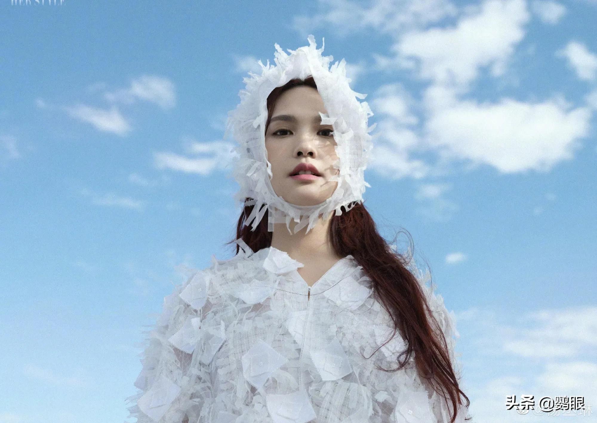 杨丞琳最新瑞丽写真，天空十分美，人更美