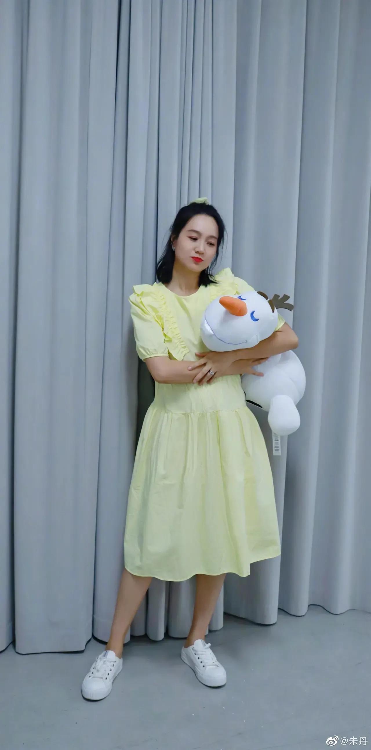 朱丹清纯可爱如少女