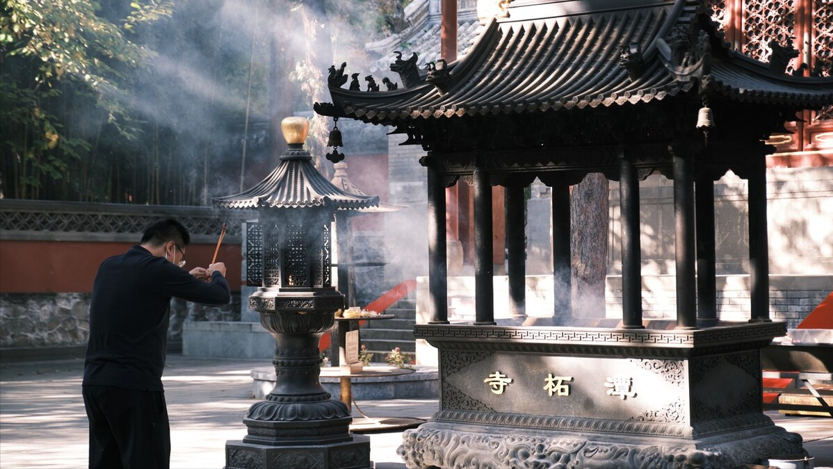 盘点全国10大求财最灵的寺庙，前仨歪果仁都喊真香，争着上头香