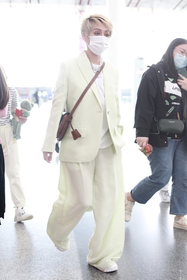 宁静真没有被年龄拘束，穿卡其色套装还像小姑娘，发型挺张扬的