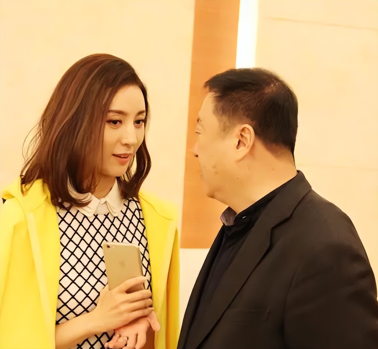 演员田歌:与前夫离婚后,和妹妹田岷约定不婚不育,陪伴母亲到老