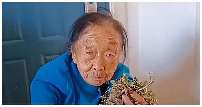 86岁马玉琴疑被虐待,跪地痛哭惨叫惊到邻居?女方隐忍直播翻白眼