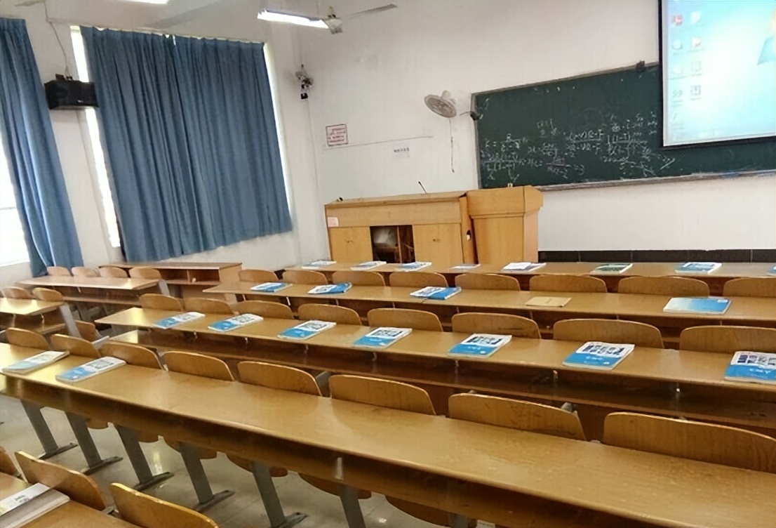 一组清华教室实拍图走红，被嘲“高学历低素质”，内卷如此严重？