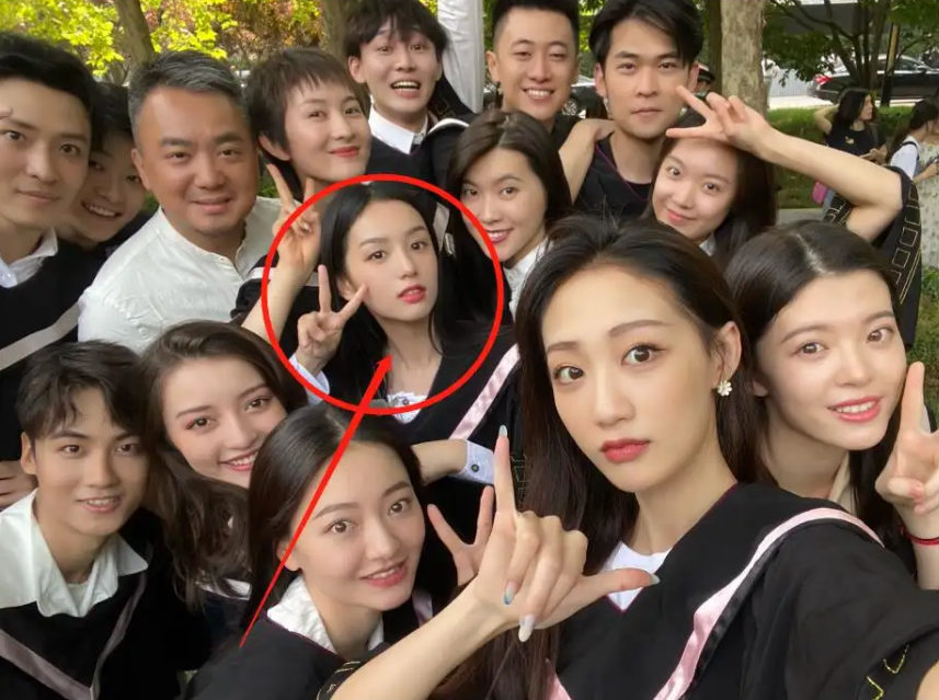 女生拍毕业照忘记化妆，合照中成“焦点”，网友：学校都国际化了