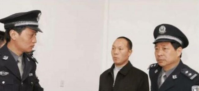 男子因杀妻被判15年，11年后“亡妻”突然回家，已和他人结婚生子