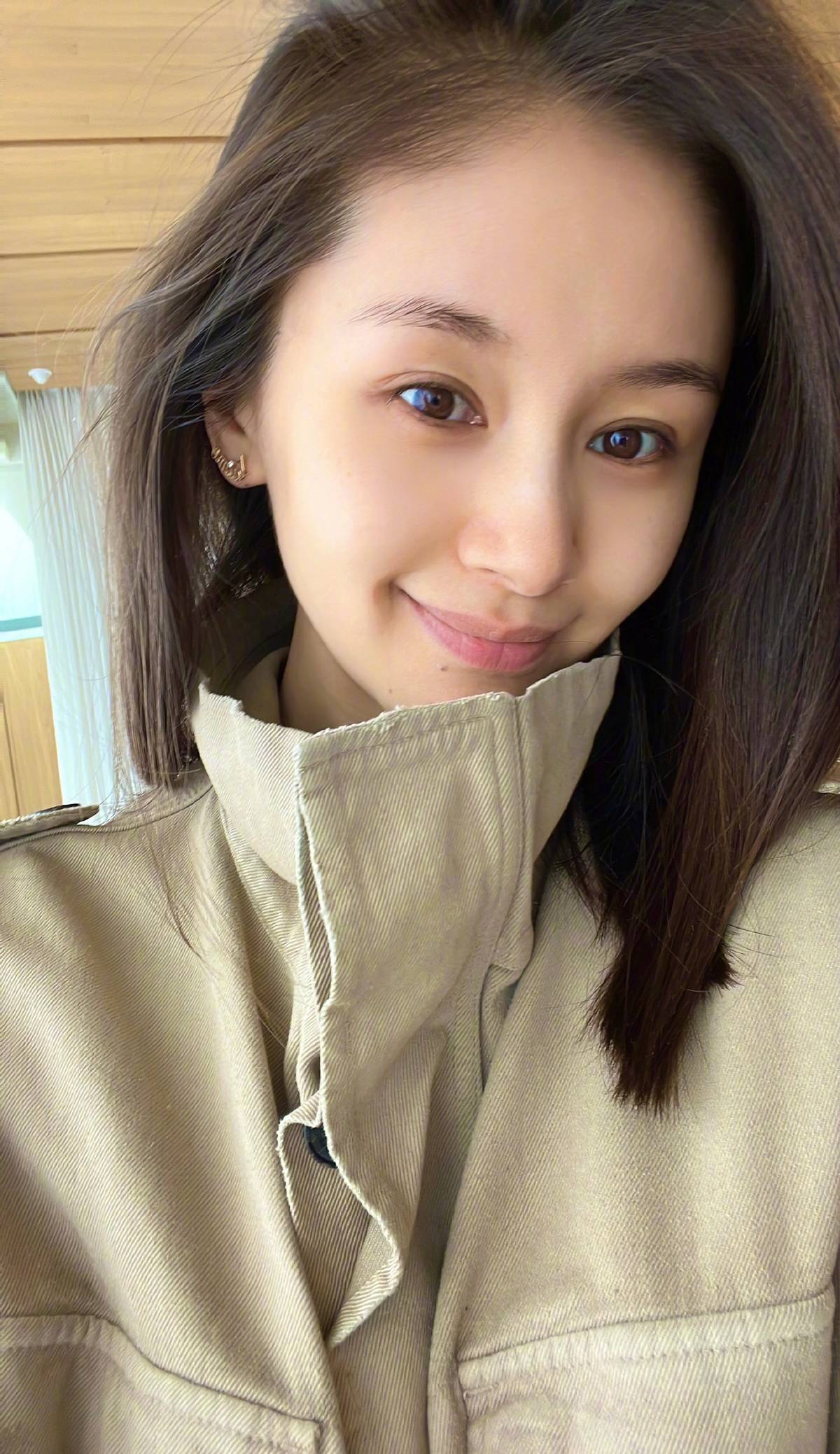 159cm的王子文太会穿，长靴比半个腿都高，但超有时尚感