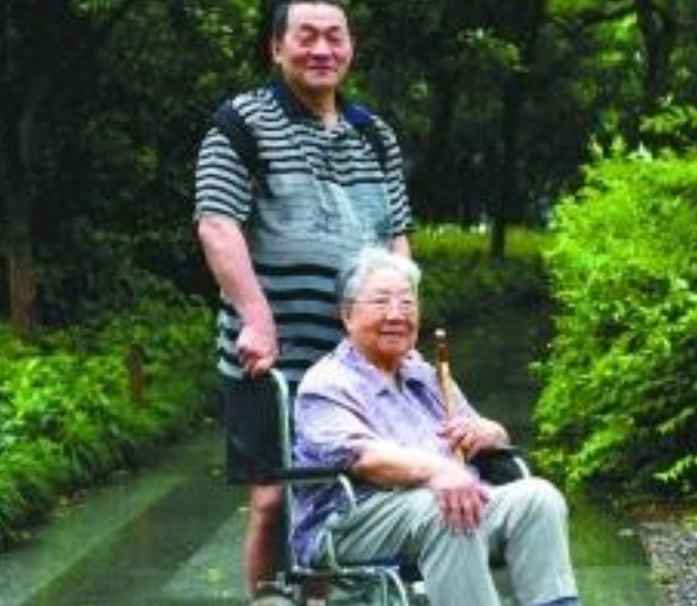 2008年北京教师任铁生爬山失踪，多方搜寻未果，留下纸条疑点重重