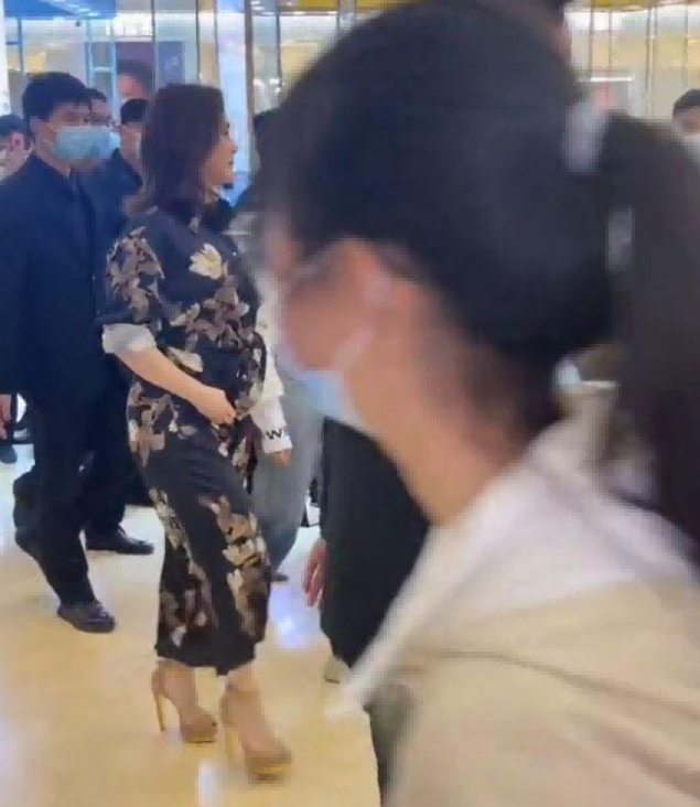 痘痘脸、赘肉、五五分！生图里的女星，让我看见了人间真实