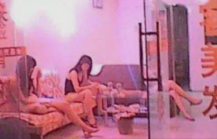 2009年，重庆200多名警察抓捕涉黑女老大，解救被困女性数百人