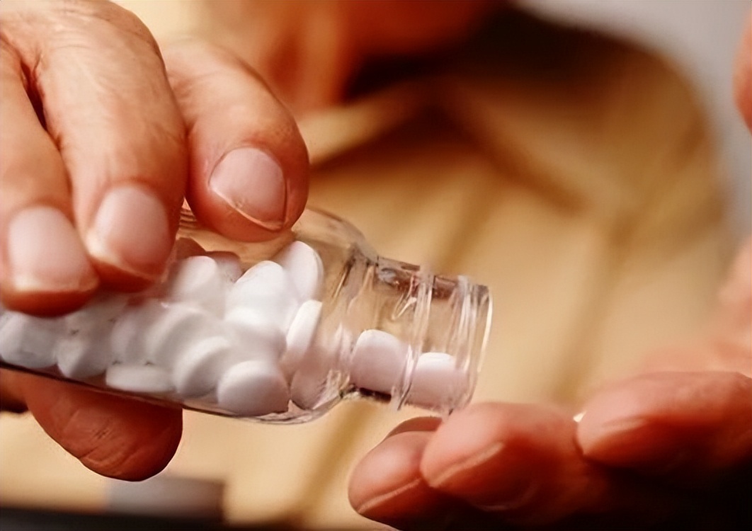 人老了百病缠身？营养师实话实说：补充2种营养素，强体质人长寿