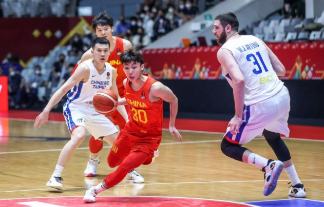 如何在短时间内提升篮球技术（篮球想提升，关键要抓基础训练，从娃娃抓起）