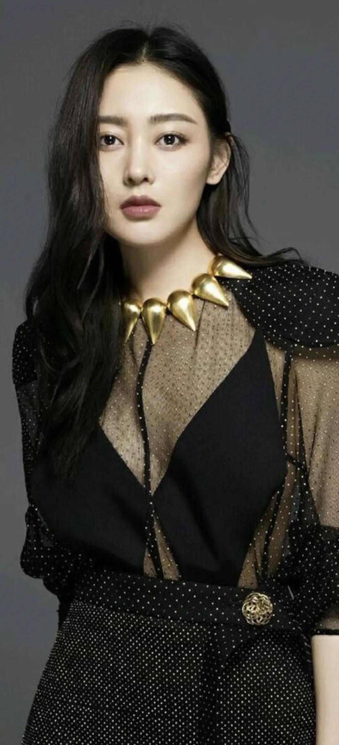 《雪中悍刀行》胭脂榜第一美人,南宫仆射扮演者张天爱性感美图