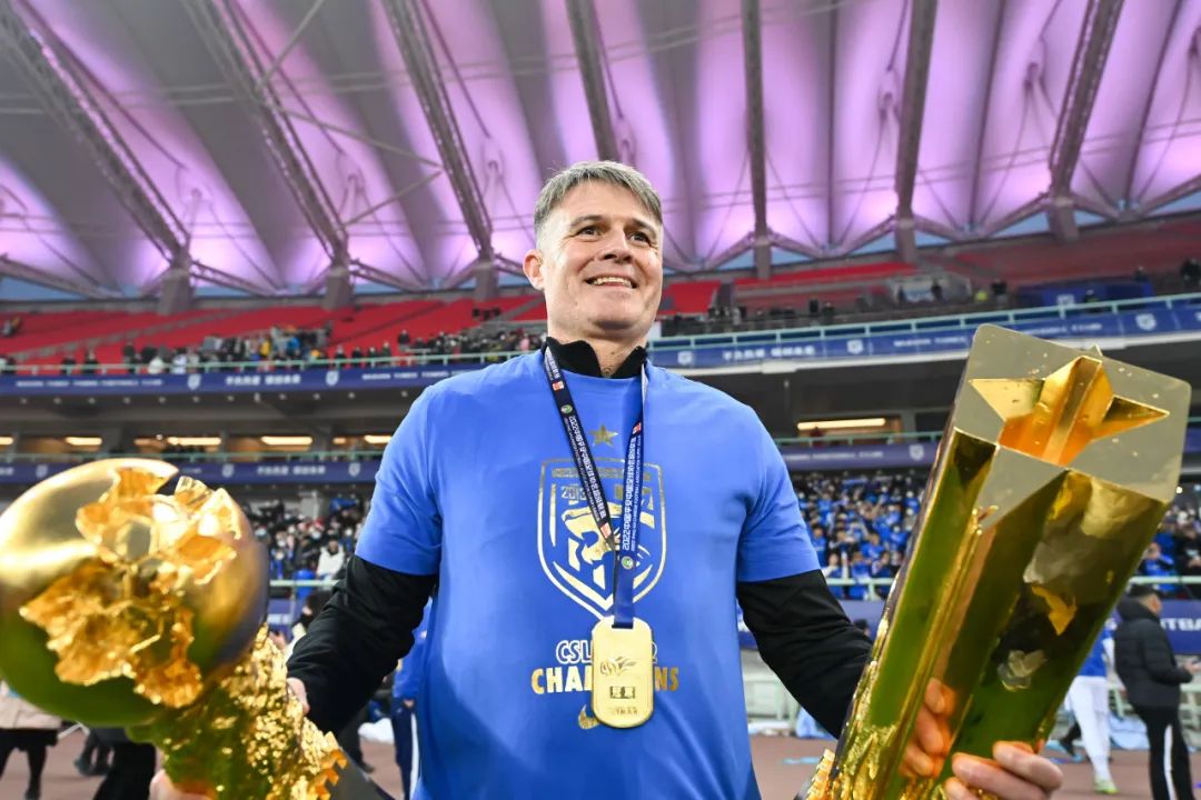 西班牙教练西班牙教练佩德罗（专访三镇主帅佩德罗：荣幸能成为武汉足球新历史的一部分）-趣拿体育