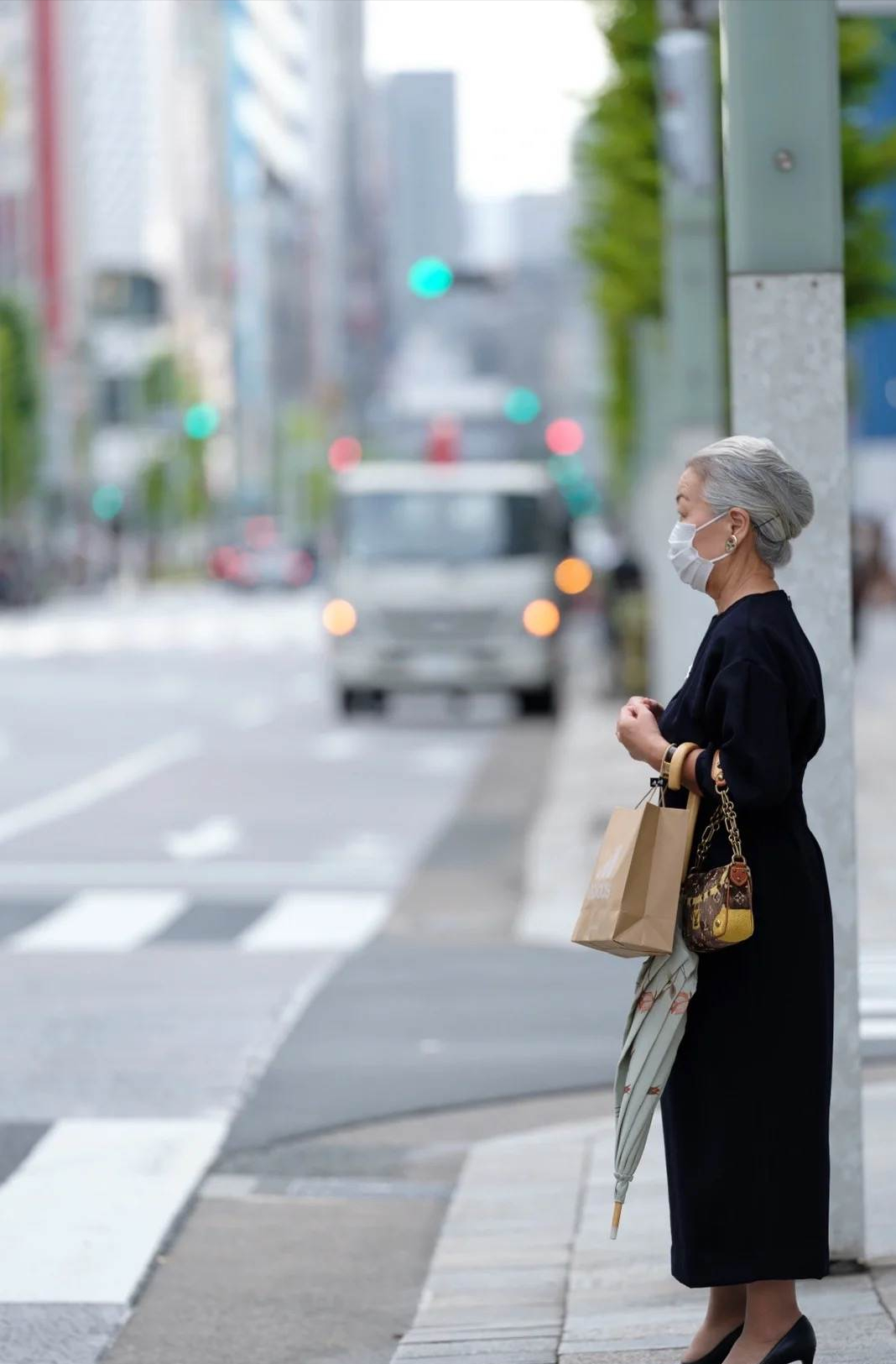 被日本街拍惊艳到！白发老人穿衣比年轻人更有品味，气质很高级