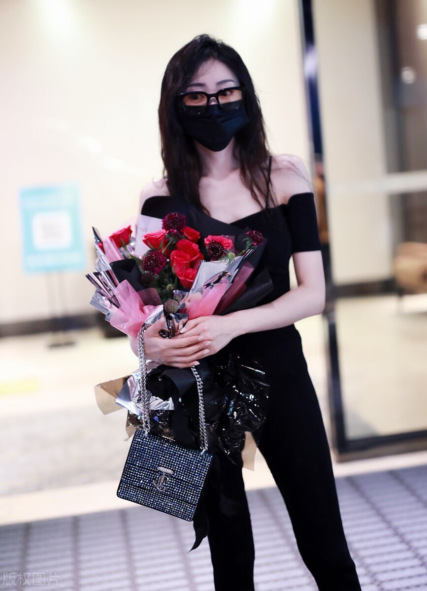 张天爱《乘风破浪》上班 黑色露肩上衣搭配亮片手袋热辣时尚