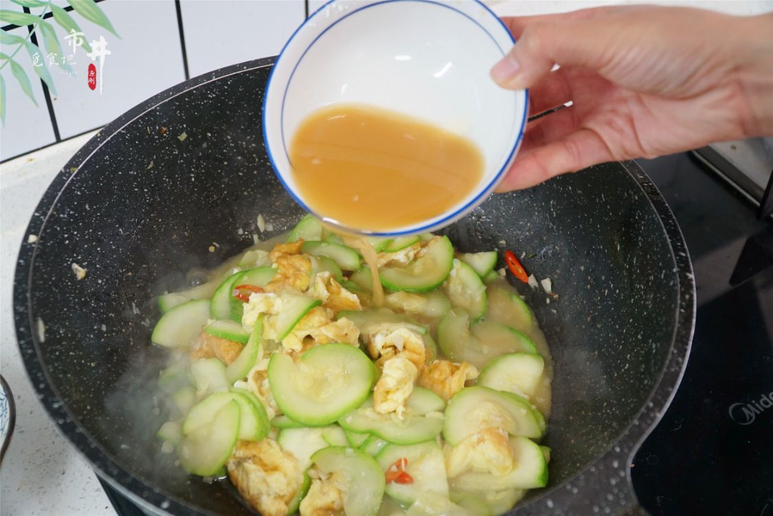 年夜饭的“拿手”素菜，西葫芦和鸡蛋一起炒，想不到的好吃，简单