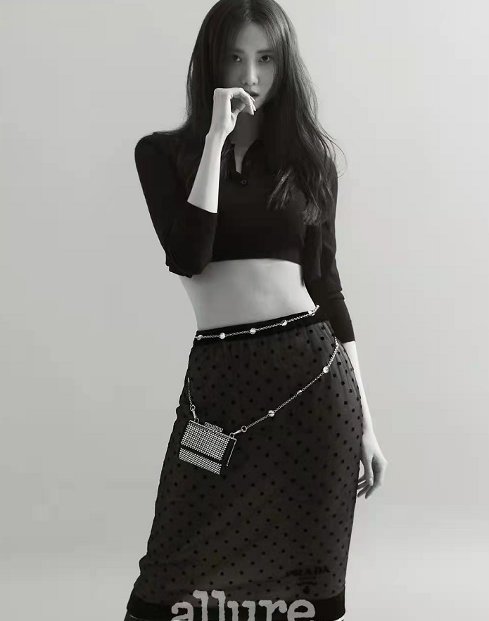 林允儿新时尚大片曝光!大胆穿露脐装秀平坦小腹,清纯女神变魅惑