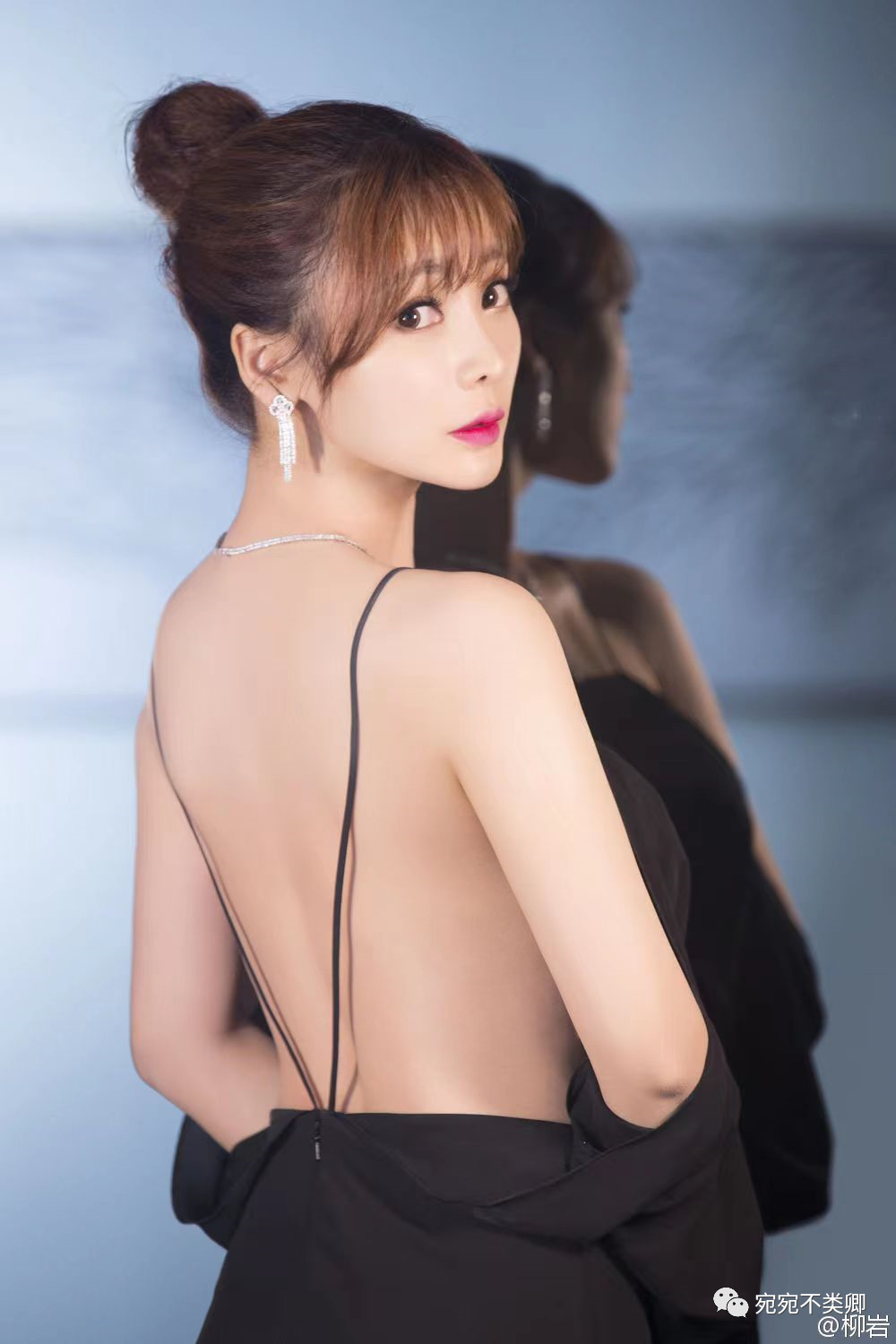 柳岩穿真空礼服出镜,大秀美背翘臀,网友:只想扯掉那两根带子