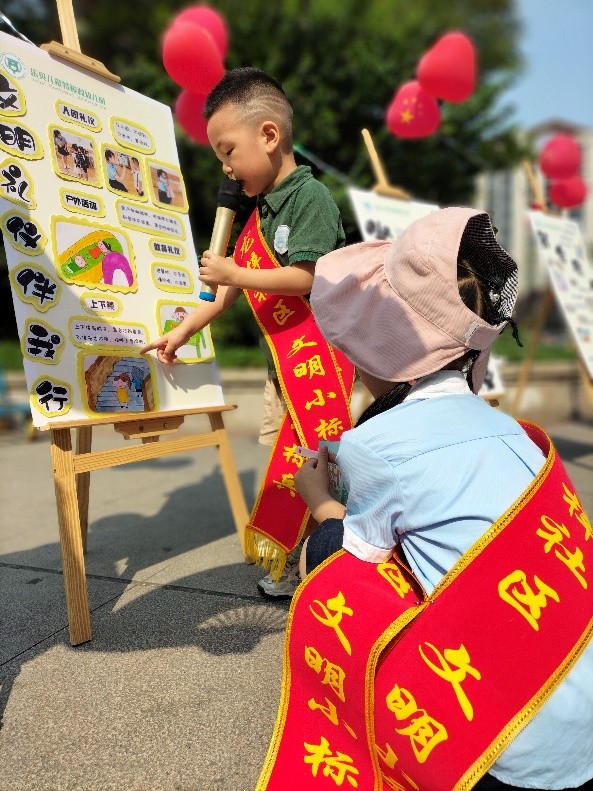成都市郫都区犀浦街道龙梓社区文明宣传艺术展成亮点