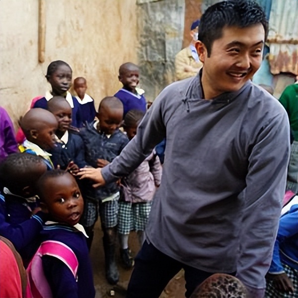 中国青年为肯尼亚贫民区儿童“造梦”