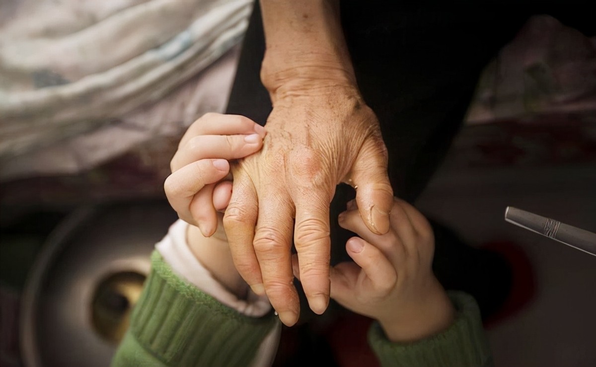 爸爸我起不来了，女童被打1小时身亡，恶父获刑12年，当庭不服