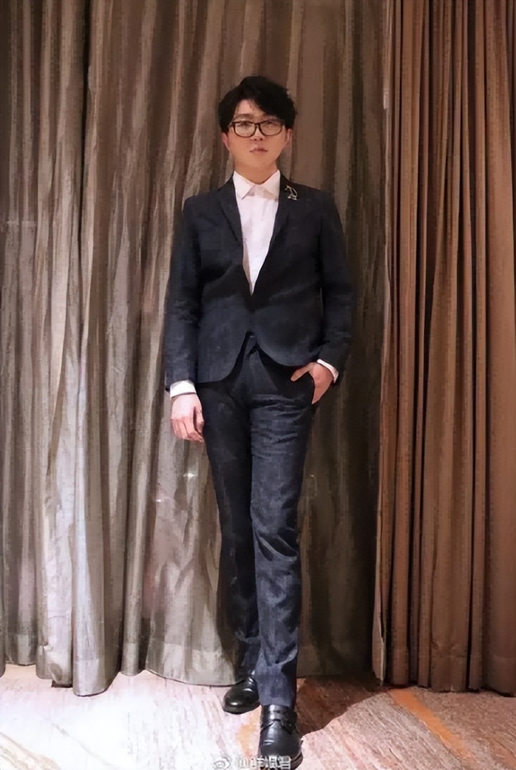 明明有1米8的大高个，但看起来很“矮”的12位男星，个个让人意外