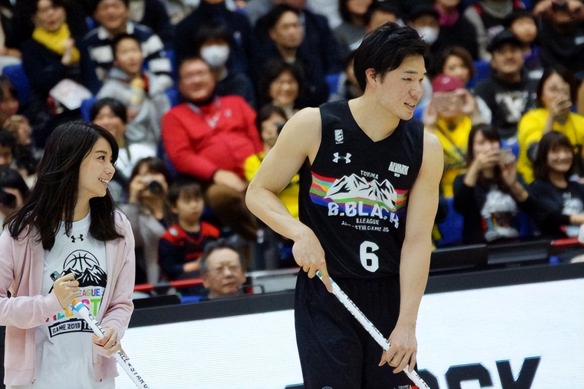 日本的nba球员有哪些(日本巨星加盟NBA总冠军！或将帮勇士再拿一冠，美颜娇妻比他大7岁)