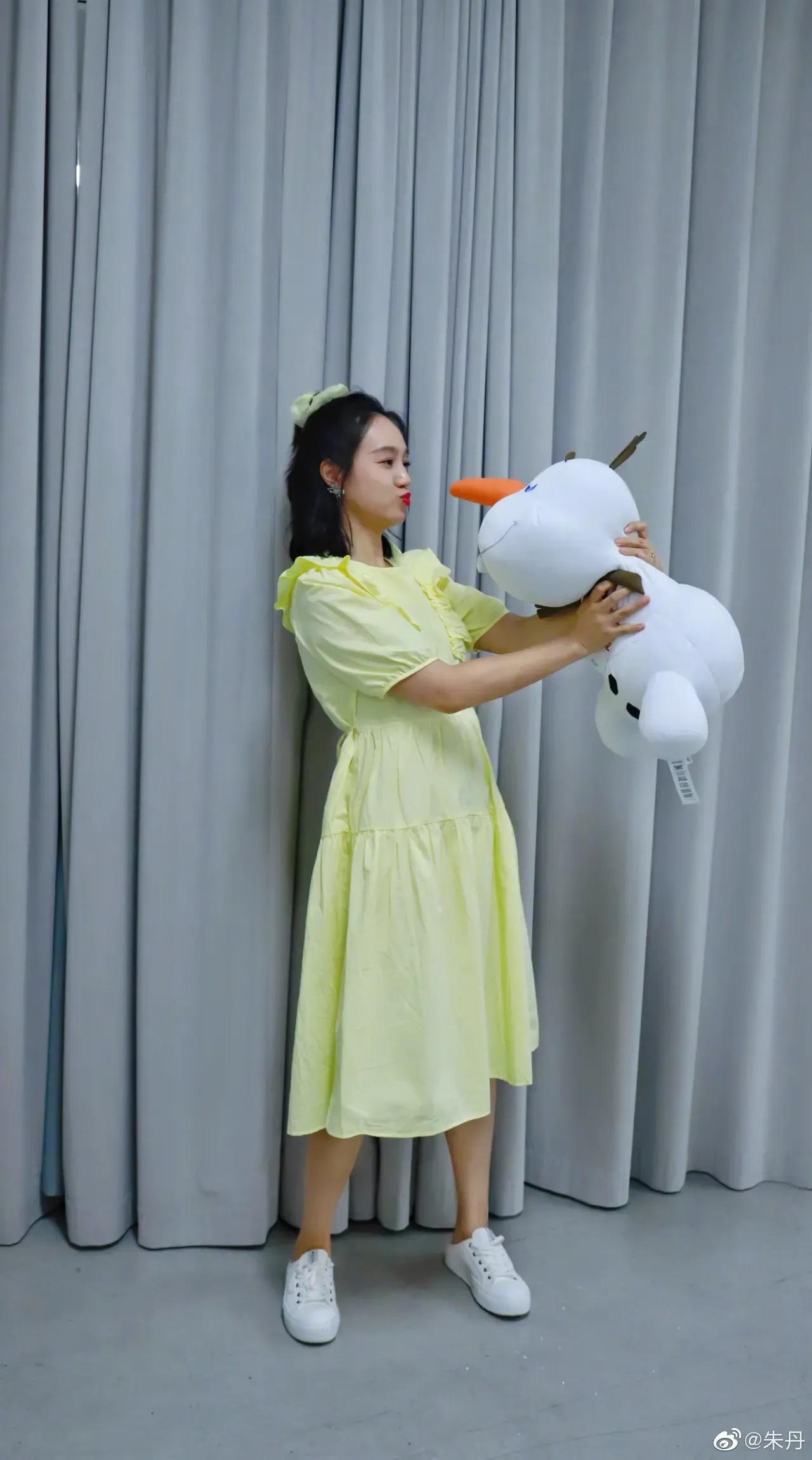 朱丹清纯可爱如少女