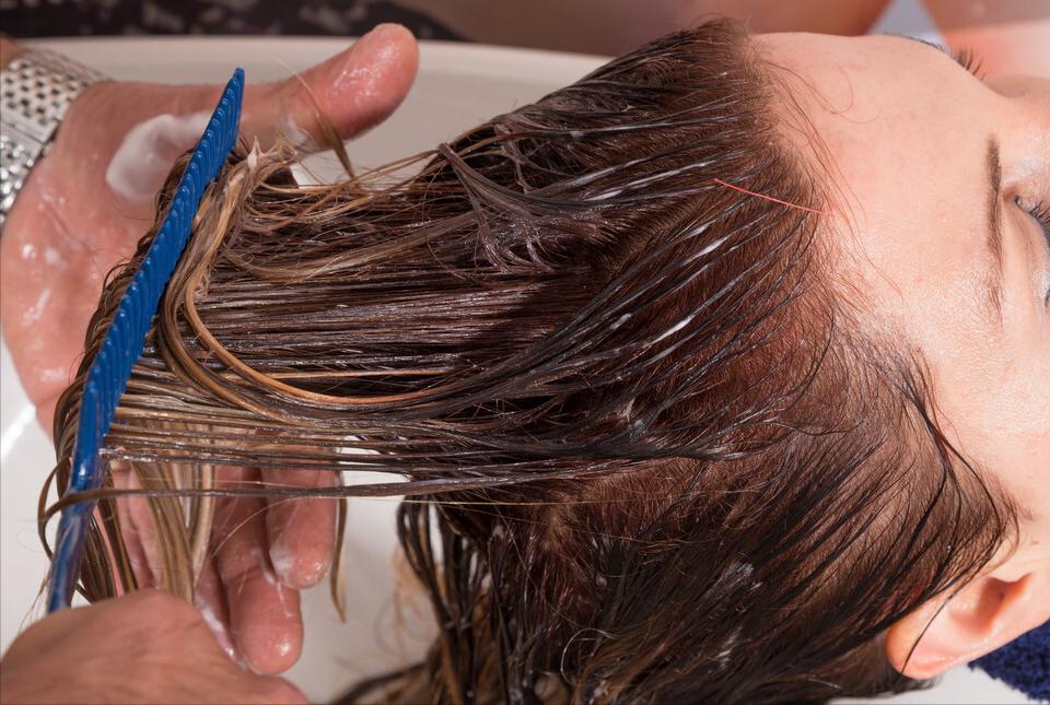 染完头发的第二天可以洗发吗？可以是可以，但要注意这三个细节