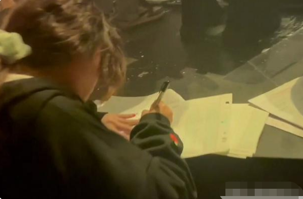 距离高考仅剩4个月，高考女生在酒吧努力学习，评论区却一片狼藉