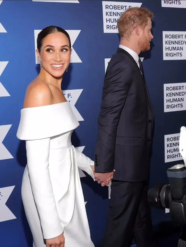 数一数谁露出的小白牙最多（比尔盖茨准女婿，露出十二颗白牙齿走红毯，笑容与梅根的一模一样）